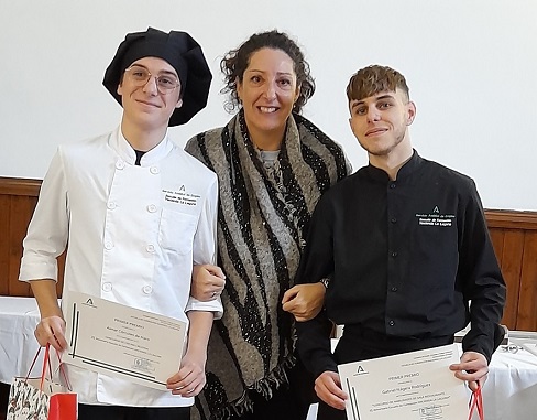 Aimar Córcoles y Gabriel Nágera, ganadores del certamen gastronómico de la Escuela Hacienda La Laguna con motivo de su 25 aniversario.