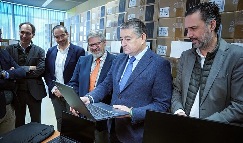 Antonio Sanz anuncia la compra de 8.000 equipos informáticos para empleados públicos por 10 millones de euros.