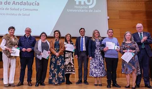 La consejera de Salud y Consumo participa en el homenaje a los profesionales jubilados en 2022 del Hospital Universitario de Jaén.