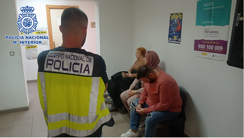 La Policía Nacional desarticula un entramado criminal dedicado a la obtención fraudulenta de permisos de residencia mediante simulación de parejas de hecho.