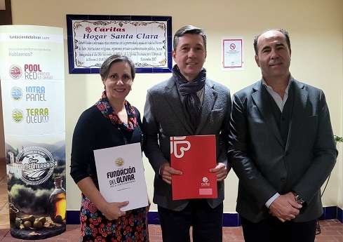 La Fundación del Olivar y Cáritas Diocesana de Jaén rubrican un convenio para proporcionar aceite de oliva a personas sin hogar.