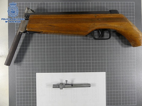 La Policía Nacional detiene en Andújar a un varón en posesión de una escopeta con el cañón recortado y una pistola tipo “tornillo”.
