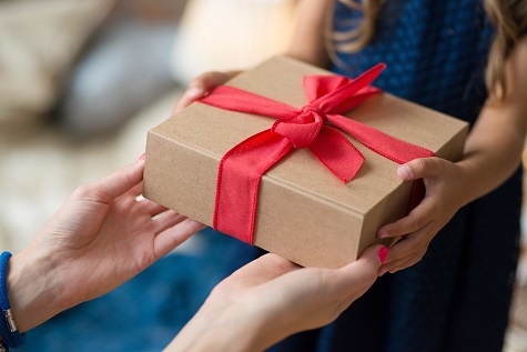 Los españoles gastarán una media de 225 euros en regalos en las Navidades de 2023.