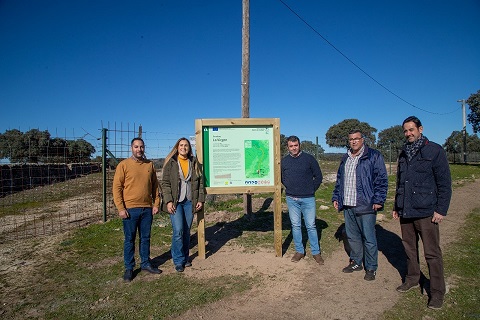 La Consejería de Sostenibilidad construye un sendero en el Parque Natural de la Sierra de Andújar.