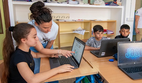 Educación destina 32,3 millones a equipar con dispositivos digitales a más de 1.400 centros.