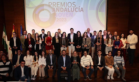 La Junta reconoce a 13 personas y entidades en los premios Andalucía Joven.