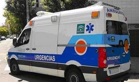 Fallece una persona tras el choque de un camión y dos furgonetas de reparto en Arroyo del Ojanco (Jaén).