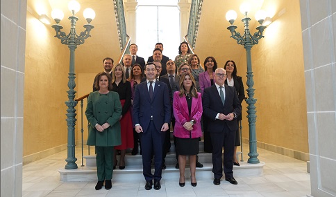 Juanma Moreno incide en el compromiso del Gobierno andaluz con la revitalización económica y social de Linares.