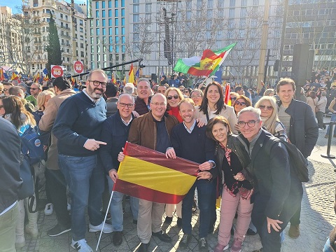 Cientos de jiennenses se suman a la manifestación en Madrid de rechazo al “chantaje consentido de Puigdemont” y a un Sánchez “dispuesto a amnistiar el terrorismo”.