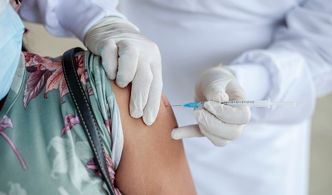 Éxito en la campaña sin cita frente a la gripe: el doble de andaluces vacunados respecto a 2023.