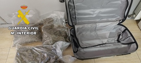 La Guardia Civil detiene a un conductor en un control de la carretera A-44 con tres kilos de marihuana.