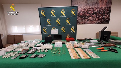 La Guardia Civil en el marco de la Operación NABARCÁN, ha desarticulado un grupo criminal, dedicado al tráfico de drogas y el blanqueo de capitales, afincado en la provincia de Jaén.