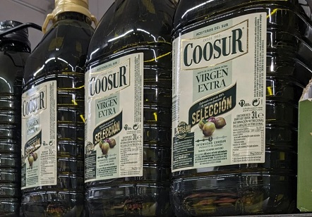 El aceite de oliva virgen extra se ha encarecido un 69% de media en los supermercados a lo largo del último año.