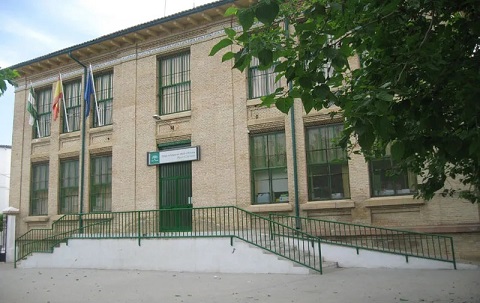 El Ayuntamiento de Lopera solicita a la Junta que concluya la instalación del ascensor en el CEIP Miguel de Cervantes.