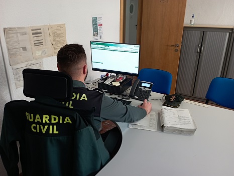 La Guardia Civil ha detenido en Villena al autor de 15 delitos de estafa por internet.
