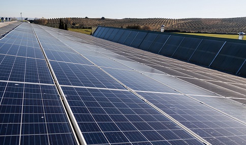 La industria andaluza mejora su eficiencia al usar menos energía y registrar un crecimiento del 5%.