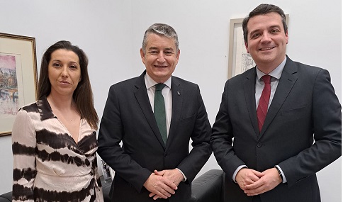 La Junta de Andalucía y la FAMP abordan la hoja de ruta para reducir trámites administrativos.