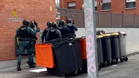 Detenida una persona que captaba y engañaba a menores a través de las redes sociales para generar contenido pedófilo.