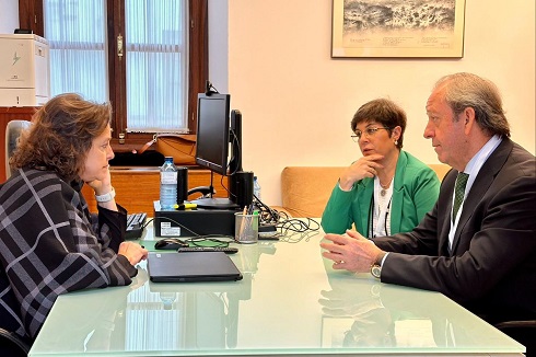 Reunión de trabajo en el Parlamento Andaluz entre el alcalde de Andújar y la consejera de Salud.