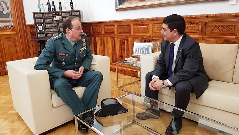 El presidente de la Corporación provincial recibe al nuevo coronel director de la Academia de la Guardia Civil en Baeza.