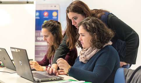Más de 6.500 adultos superan con éxito los cursos sobre destrezas digitales básicas.