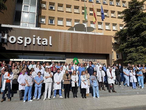 Concentración en el Hospital ‘San Agustín’ de Linares en repulsa a la agresión sufrida por una sanitaria.