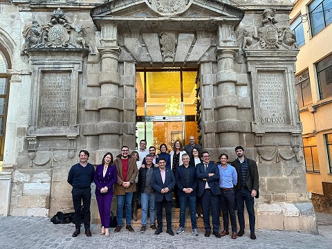 Reyes celebra la futura instalación en Martos de una planta de producción de hidrógeno verde.