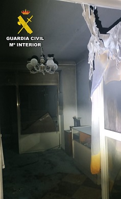 La Guardia Civil rescata a dos personas en el incendio de una vivienda en Lopera.