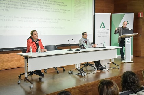 Profesionales de los servicios sociales conocen el nuevo modelo de atención a la dependencia planteado por la Consejería.