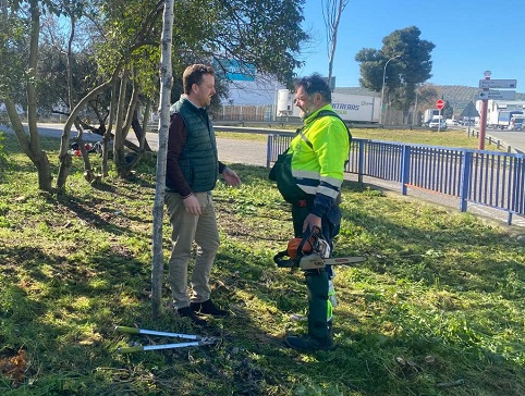 El Ayuntamiento de Andújar realiza trabajos de desbroce en el Polígono Industrial La Estación.