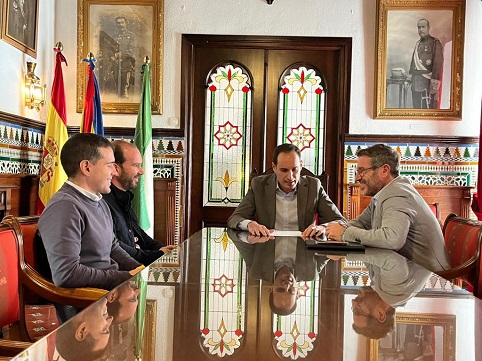 El delegado de Fomento, Miguel Contreras, ha mantenido una reunión de trabajo con los alcaldes de Arjona y Lopera.