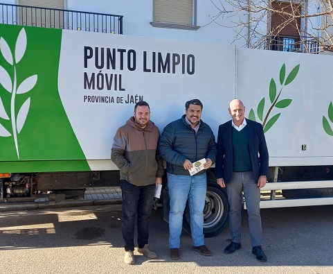 El diputado de Servicios Municipales, José Luis Hidalgo, visita el punto limpio móvil de Marmolejo.