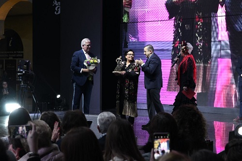 Lleno total de Andújar Flamenca para recibir a María del Monte, premio Andújar Flamenca Glamour 2024.