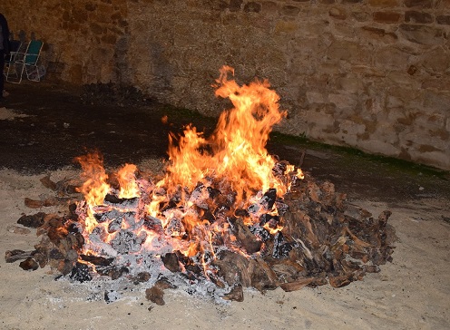 Lopera celebró el Día de la Candelaria con numerosas candelas repartidas por el casco urbano.