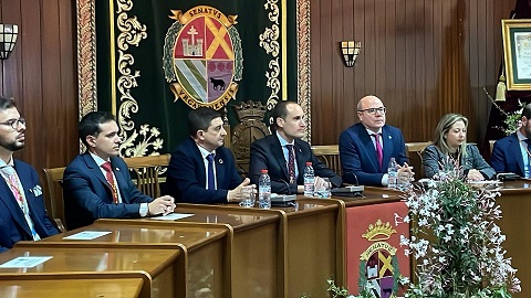 El presidente de la Diputación asiste al acto de entrega a Pedro Mercado del título de hijo predilecto de Arjona.