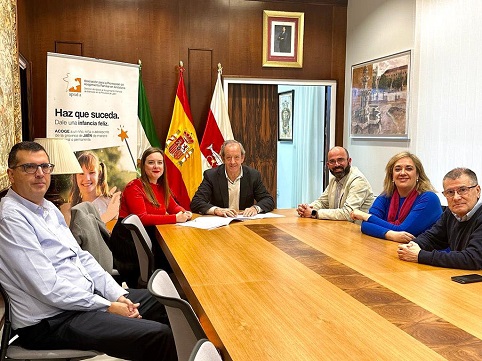 Firma del convenio entre el Ayuntamiento de Andújar y la Asociación para la promoción del acogimiento familiar en Andalucía (APRAF-A).