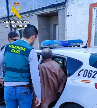 La Guardia Civil ha detenido al presunto autor de los Delitos de Acoso Sexual, Usurpación de Estado Civil y Tenencia de Pornografía Infantil.