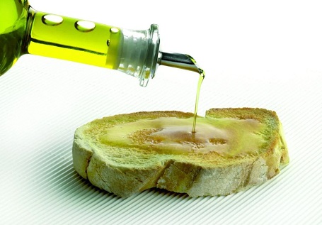 FACUA Andalucía considera aberrante que la Junta asigne el aceite a colegios por el 28F a una empresa multada por alimentos en mal estado.