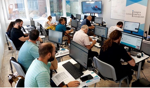 Más de 350 andaluces accederán a cursos gratuitos en Internet de las Cosas, IA y Realidad Virtual para entornos 5G.