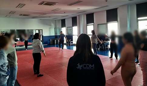 Una veintena de jóvenes víctimas de violencia de género reciben un curso de defensa personal.