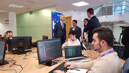 Reyes destaca las oportunidades y el talento de la provincia de Jaén como argumento para atraer a grandes empresas.