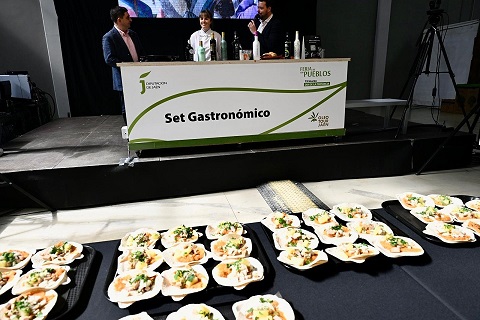 Cinco cocineras de la provincia realizan demostraciones culinarias durante la Feria de los Pueblos.