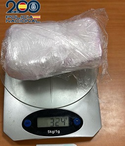 La Policía Nacional detiene a un hombre que ocultaba en sus pertenencias 324 grs de cocaína.