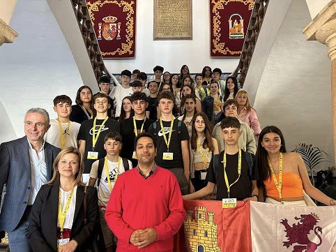El concejal de Juventud de Andújar recibe a los estudiantes de Segovia y Cantabria de intercambio en el IES Nuestra Señora de la Cabeza.