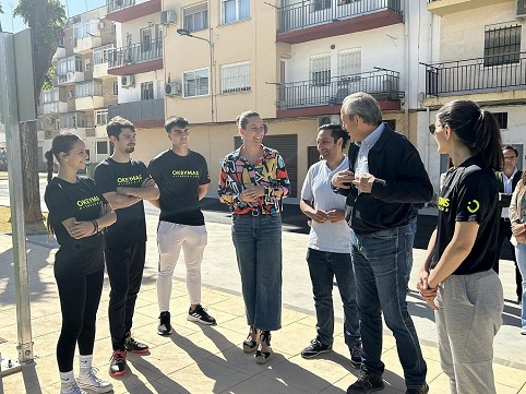 Inaugurada la nueva Plaza Augusto en Andújar, mejorada con un parque de calistenia, vóley-césped y más zonas verdes.