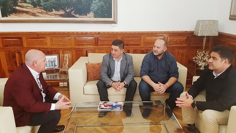 El presidente de la Diputación felicita a Cruz Roja por su labor social.