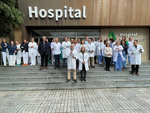 Profesionales del Hospital de Linares rechazan la agresión a una celadora del centro.