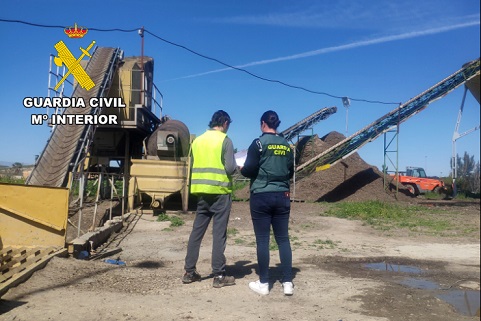 La Guardia Civil investiga a dieciocho personas por la falsificación de documentos para transportar aceituna.