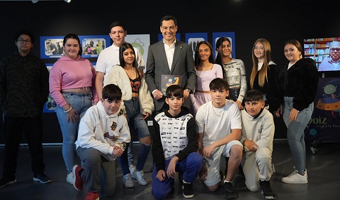 Juanma Moreno: «Leer nos enseña a pensar por nosotros mismos y que nadie nos diga qué opinar, creer o sentir».