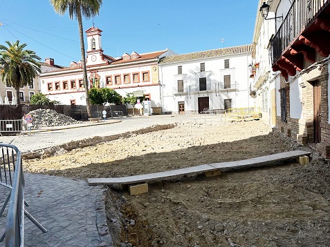 El Ayuntamiento de Lopera comienza las obras previstas en la Plaza de la Constitución.